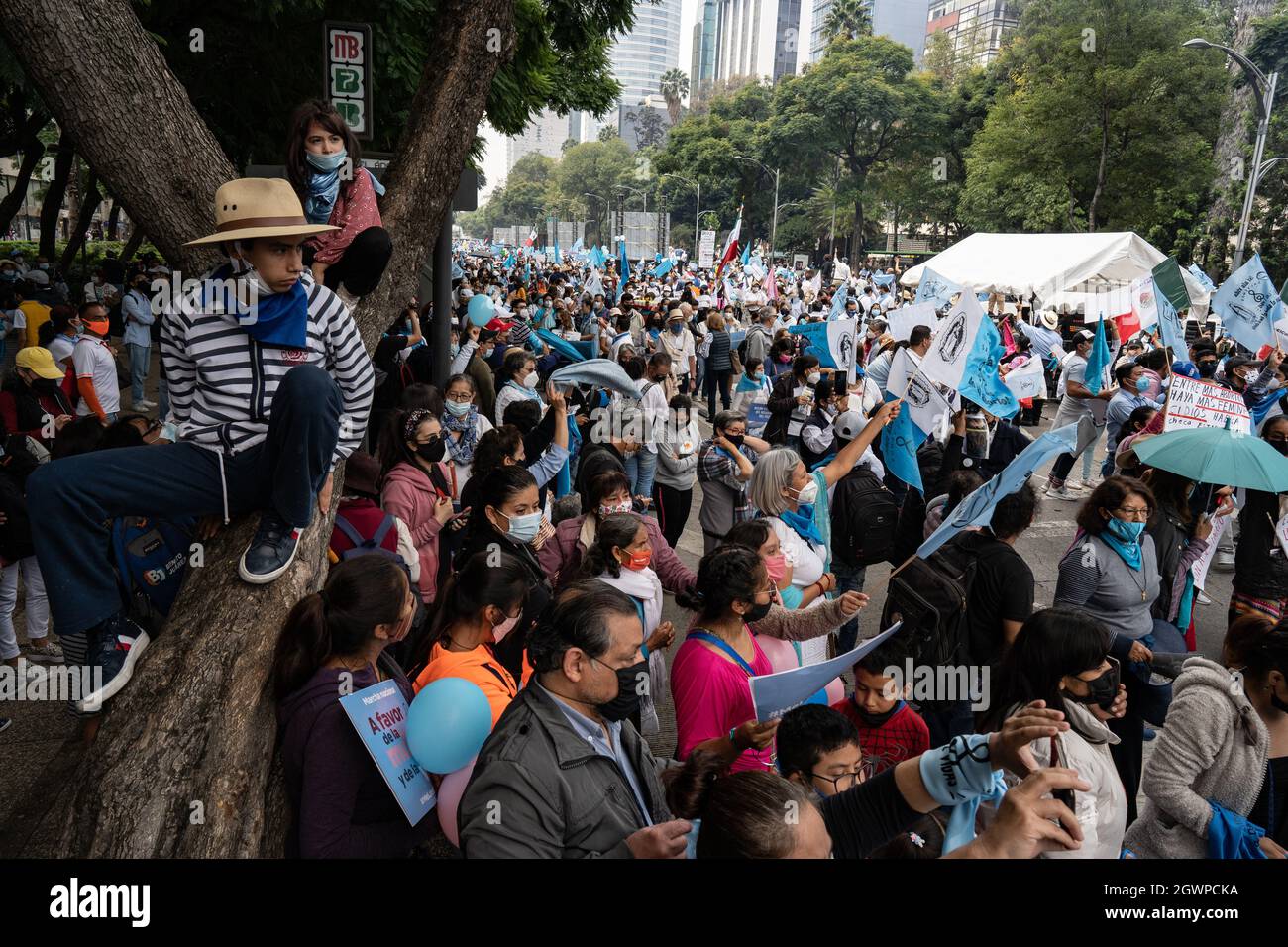 Mexico City, Mexico. 03rd Oct, 2021. Thousands of demonstrators arrive at the Angel of Independence to protest against the legalization of abortion.Thousands march in Mexico City at a pro-life and pro-women demonstration march. Demonstrators came in from all over the country, with different states or organizations written on their t-shirts. The march comes after the Mexican Supreme Court ruled that abortion is no longer a crime since September 2021. Credit: SOPA Images Limited/Alamy Live News Stock Photo