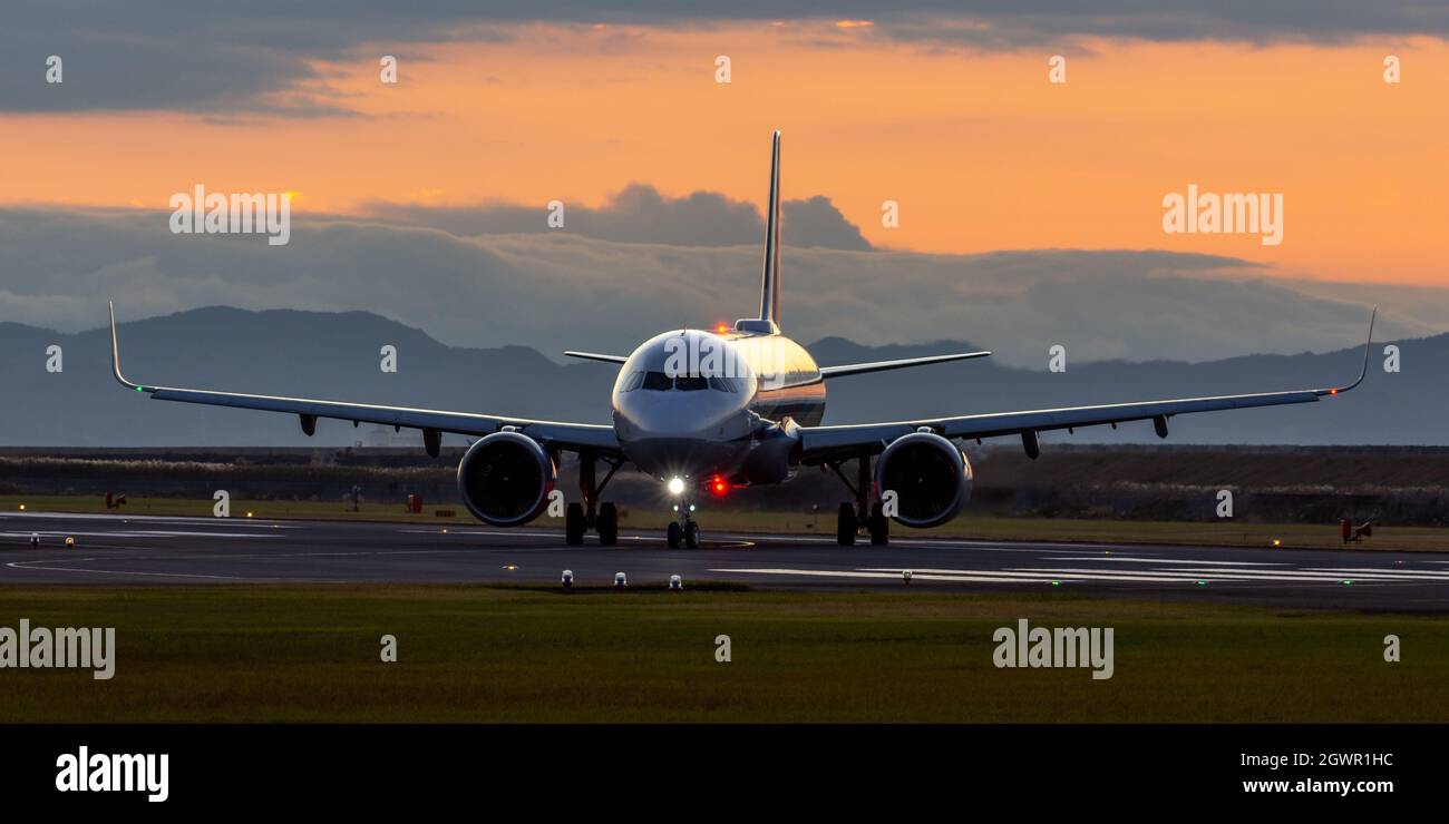 Runway sunrise takeoff hi-res stock photography and images - Alamy