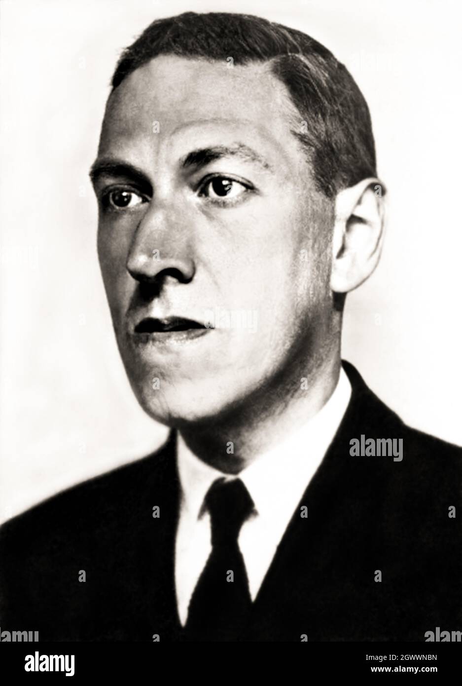 1934 , USA : The celebrated american Fantasy Science Fiction writer and poet H.P. LOVECRAFT ( Howard Phillips , 1890 - 1937 ) . Lovecraft is best known for his creation of a body of work that became known as the Cthulhu Mythos . Photo by Lucius B. Truesdell ( 1863 - 1934 ) .- HP - WRITER - FANTASCIENZA - SCRITTORE - LETTERATURA - LITERATURE - letterato - POETA - POESIA - POETRY - HIGH FANTASY - HISTORY - FOTO STORICHE - PORTRAIT - RITRATTO - PSICHEDELIA - PSYCHEDELIC - cravatta - tie - collar - colletto --- Archivio GBB Stock Photo