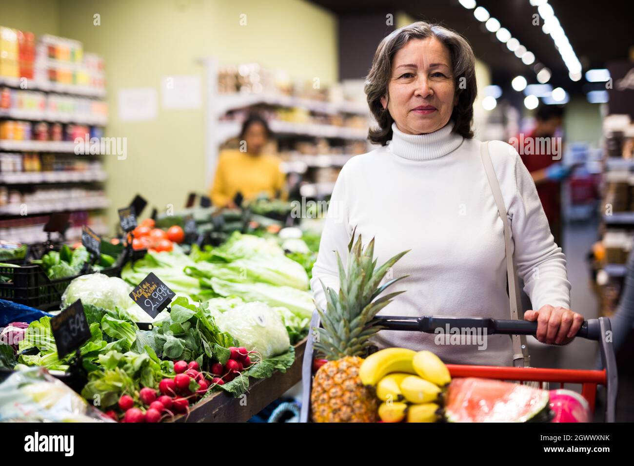 Older woman shopping cart hi-res stock photography and images - Alamy