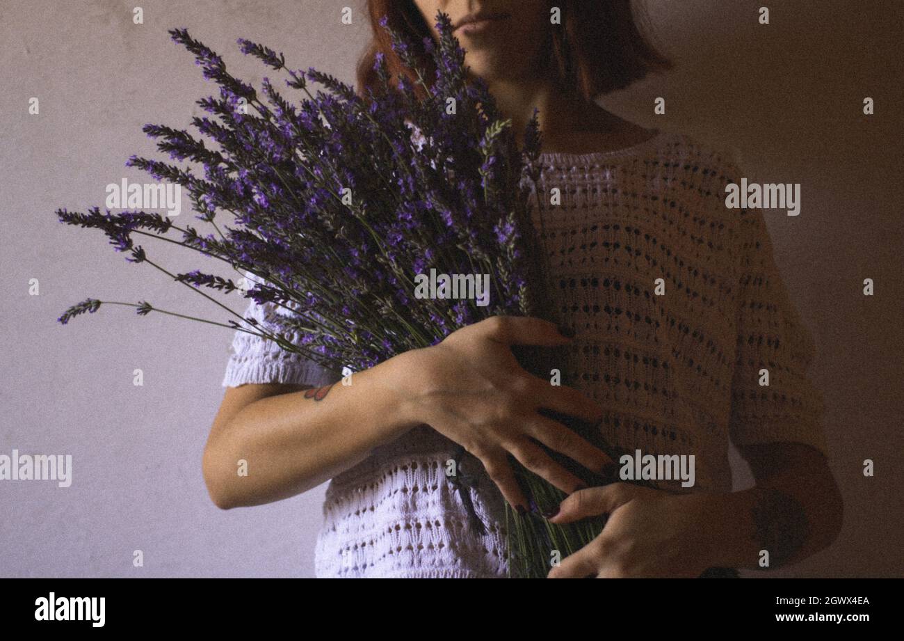 Smelling flower women vintage hires stock photography and images Alamy