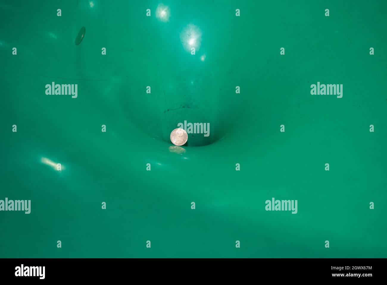 Eine Weiße Kugel Rollt In Einem Grünen Behälter Ins Loch Stock Photo