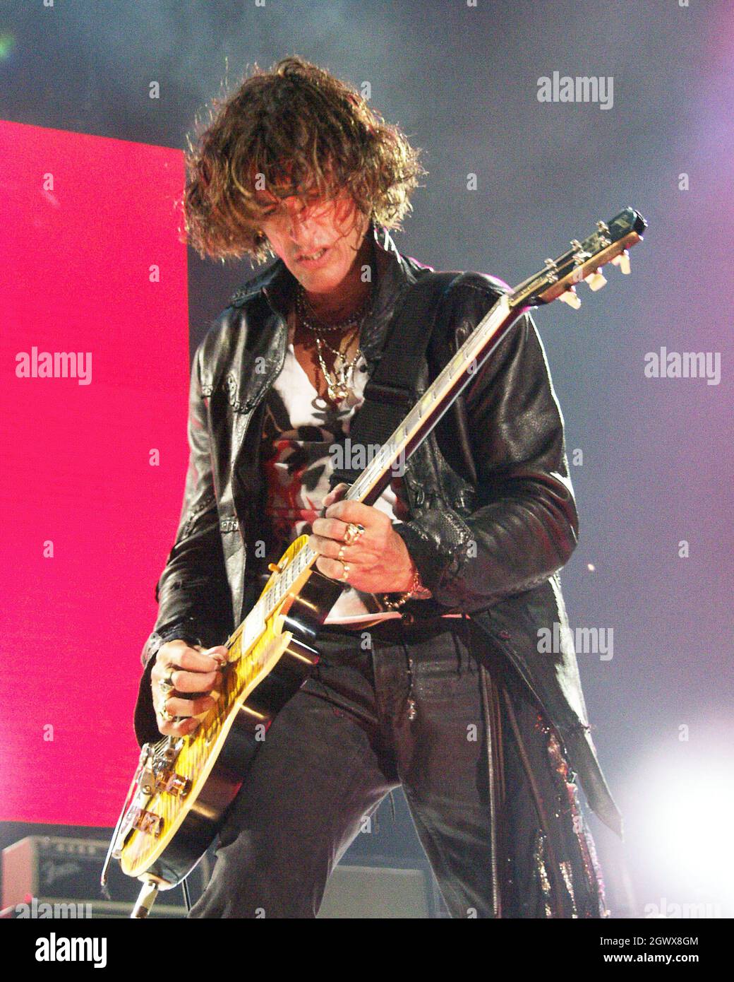 Joe perry guitarist hi-res stock photography and images - Alamy