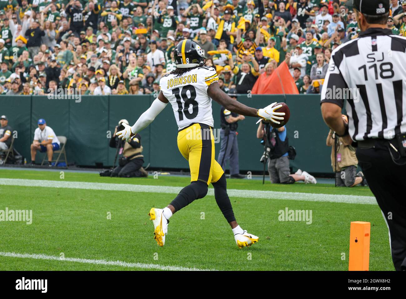 october-03-2021-pittsburgh-steelers-wide-receiver-diontae-johnson-18-scores-on-a-45-yard-touchdown-pass-during-the-nfl-football-game-between-the-pittsburgh-steelers-and-the-green-bay-packers-at-lambeau-field-in-green-bay-wisconsin-darren-leephoto-by-darren-leecsmsipa-usa-2GWX8H2.jpg