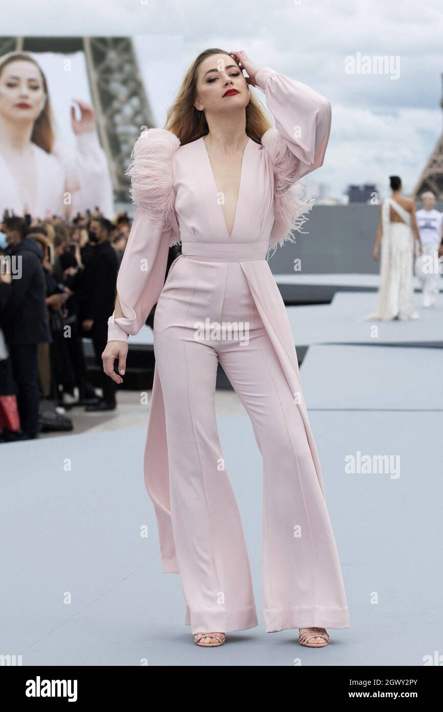 Amber Heard walks the runway during the L'Oreal show as part of Paris  Fashion Week Womenswear Spring/Summer 2022 in Paris, France on October 03,  2021. Photo by Aurore Marechal/ABACAPRESS.COM Stock Photo -