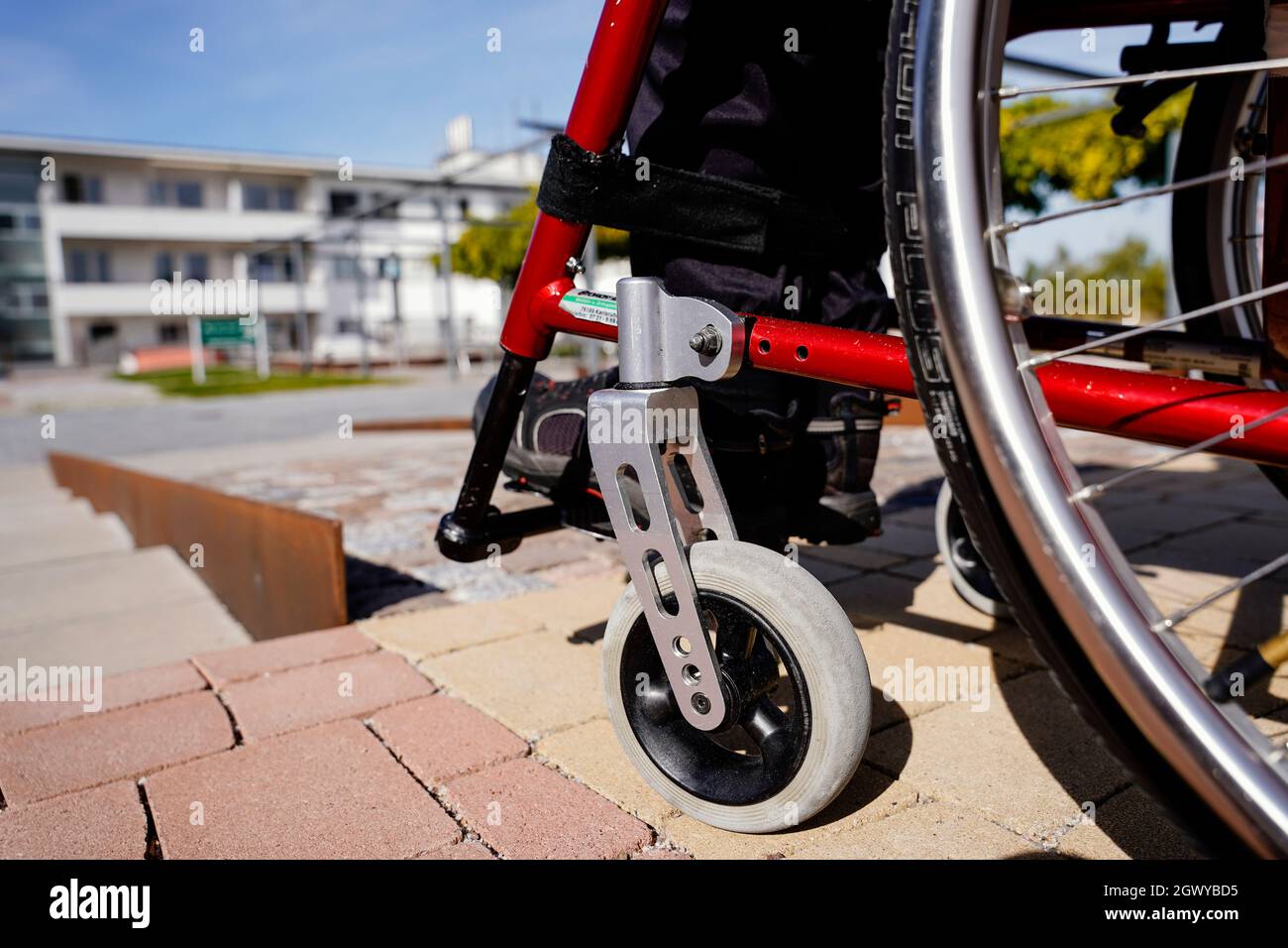 Karlsbad, Germany. 22nd Sep, 2021. Andreas Brandl stands in a wheelchair course with his wheelchair in front of a sloping path with cobblestones at the SRH Klinikum Karlsbad-Langensteinbach. (to dpa 'Everything even? Not at all - The tough road to barrier-free accessibility') Credit: Uwe Anspach/dpa/Alamy Live News Stock Photo