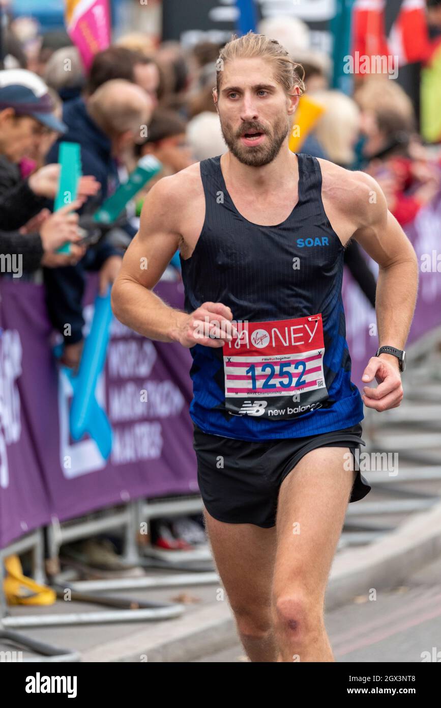 Matthew Dickinson racing in the Virgin Money London Marathon 2021, in Tower Hill, London, UK Stock Photo