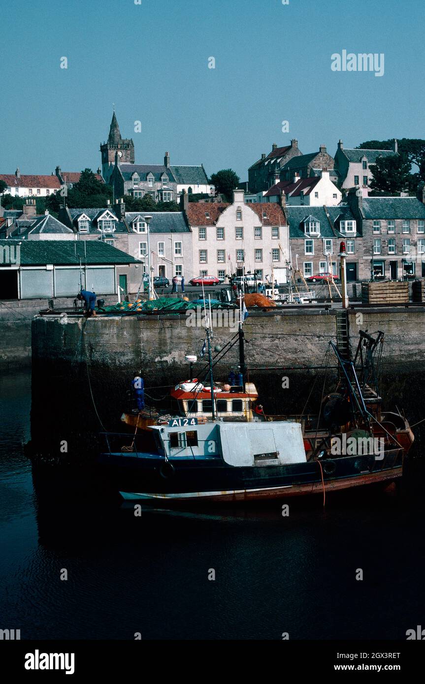 Scotland pittenweem harbour fishing boat hi-res stock photography and ...