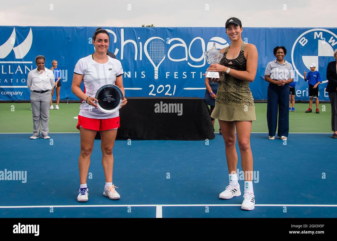 chicago-usa-03rd-oct-2021-ons-jabeur-of-tunisia-garbine-muguruza-of-spain-after-the-final-of-the-2021-chicago-fall-tennis-classic-wta-500-tennis-tournament-on-october-3-2021-in-chicago-usa-photo-rob-prangedppilivemedia-credit-independent-photo-agencyalamy-live-news-2GX3X5F.jpg