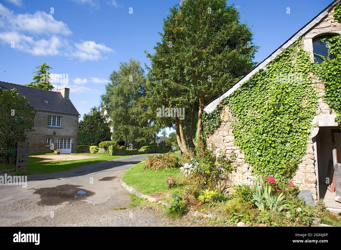 Rue des Forges: a lane in the rural village of St-Connan, Côtes-d'Armor, Brittany, France Stock Photo