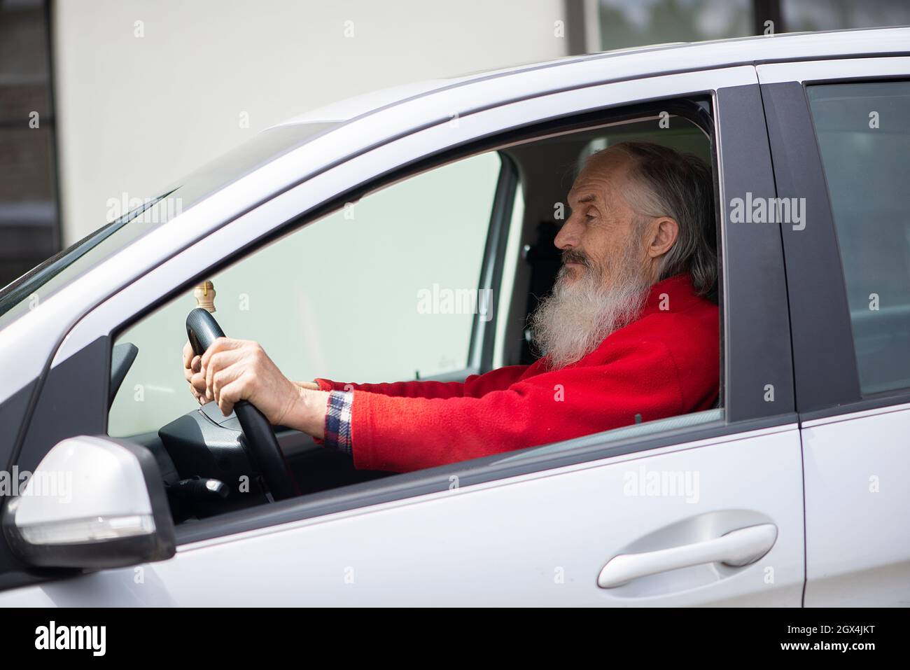 Senior citizen driving car hi-res stock photography and images - Alamy