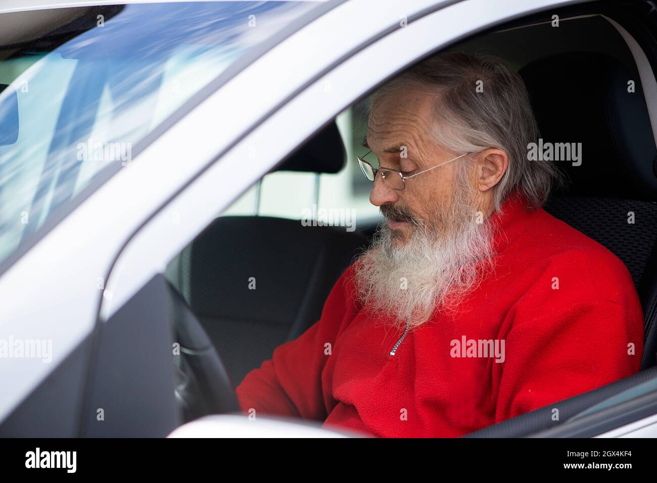 Senior citizen driving car hi-res stock photography and images - Alamy