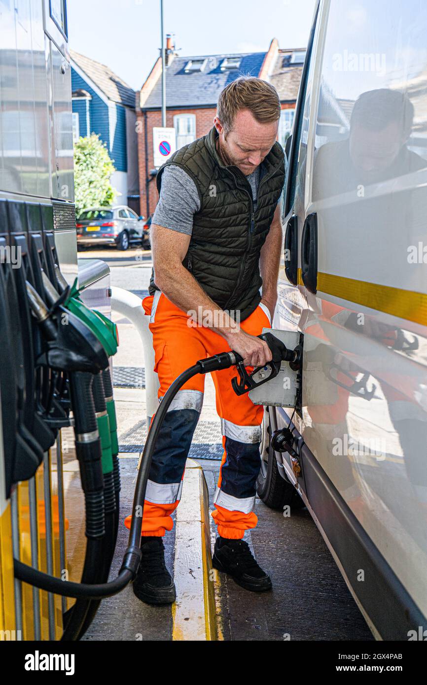Shell filling stations hi-res stock photography and images - Alamy