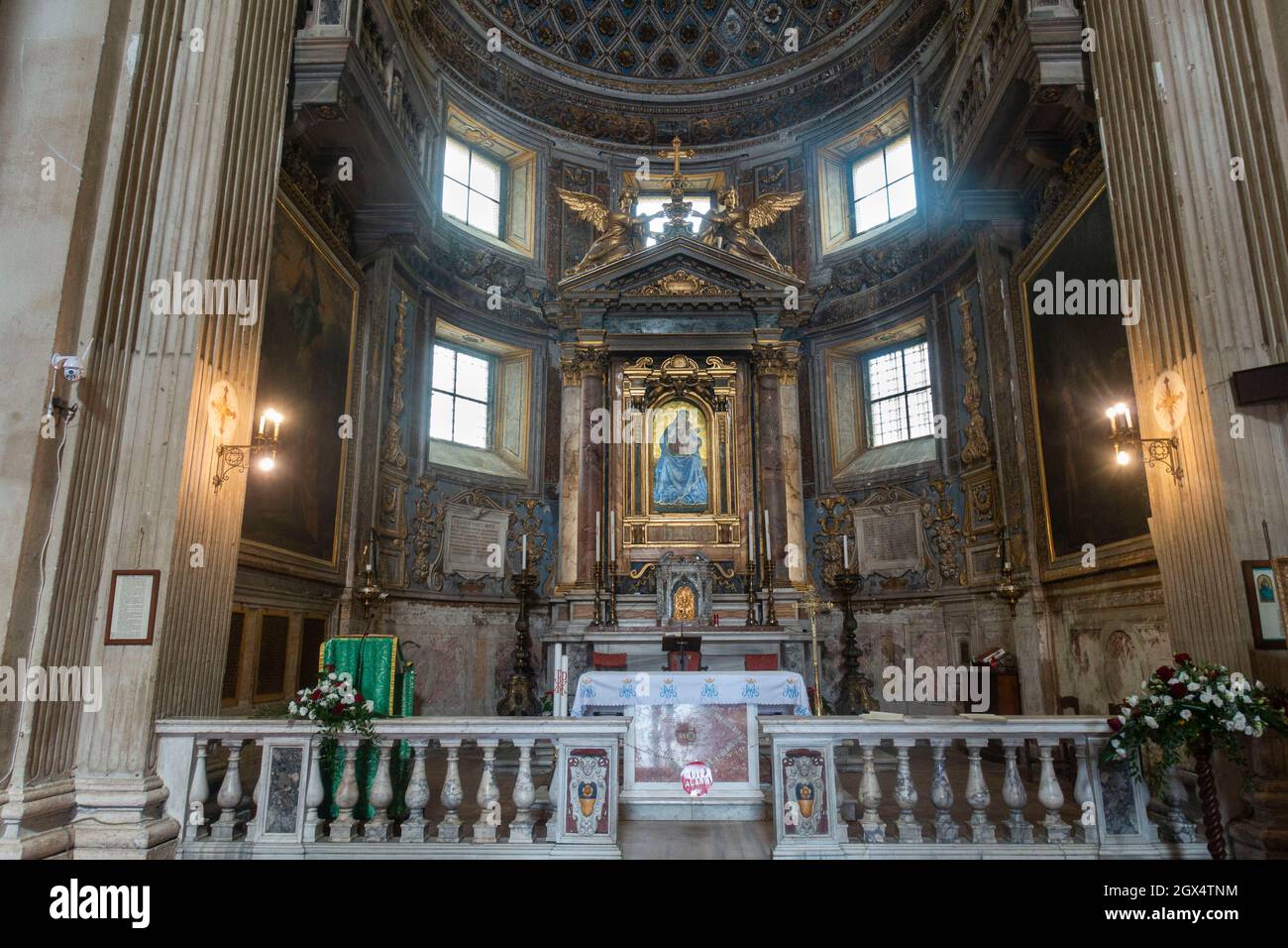 Chiesa Santa Maria Della Consolazione Al Foro Romano Hi-res Stock 