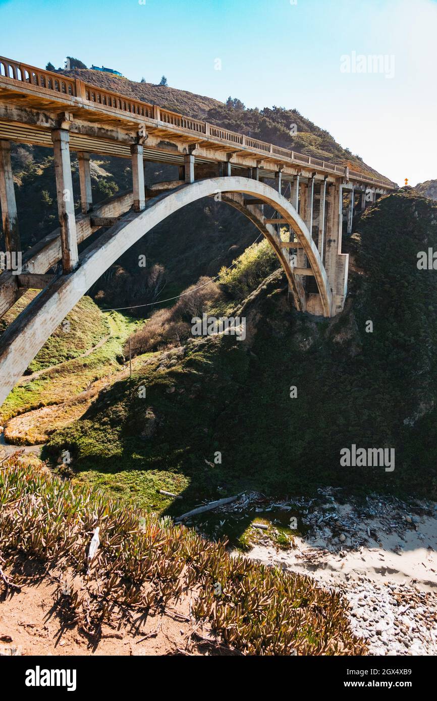 The Rocky Creek Bridge open-spandrel deck arch bridge bridge built 1932 in Big Sur, California, USA to carry State Route 1 highway over the valley Stock Photo