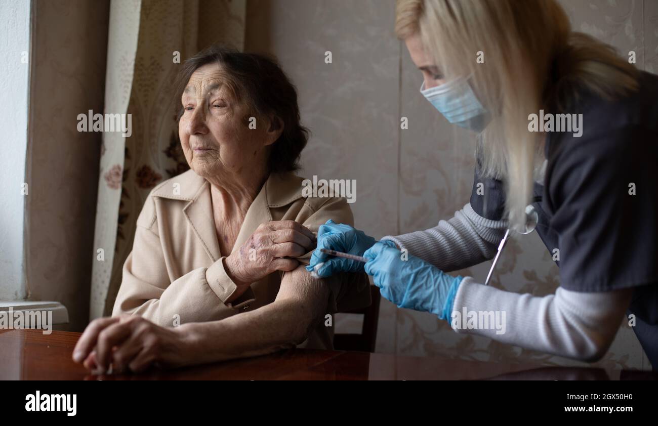 Old Practice Injection The doctor gives old woman's an injection Stock Photo - Alamy