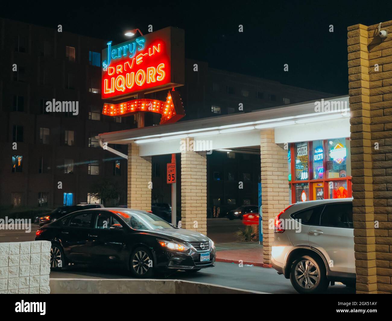 cars queueing at Jerry's Drive-In Liquors store in Tempe, AZ Stock Photo