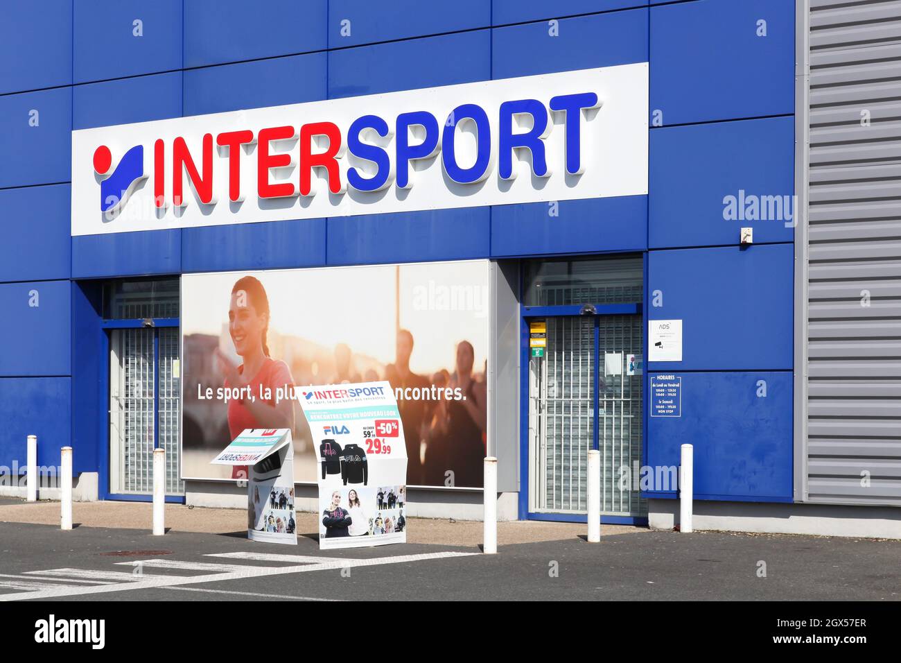 Sporting goods retailer hi-res stock photography and images - Alamy