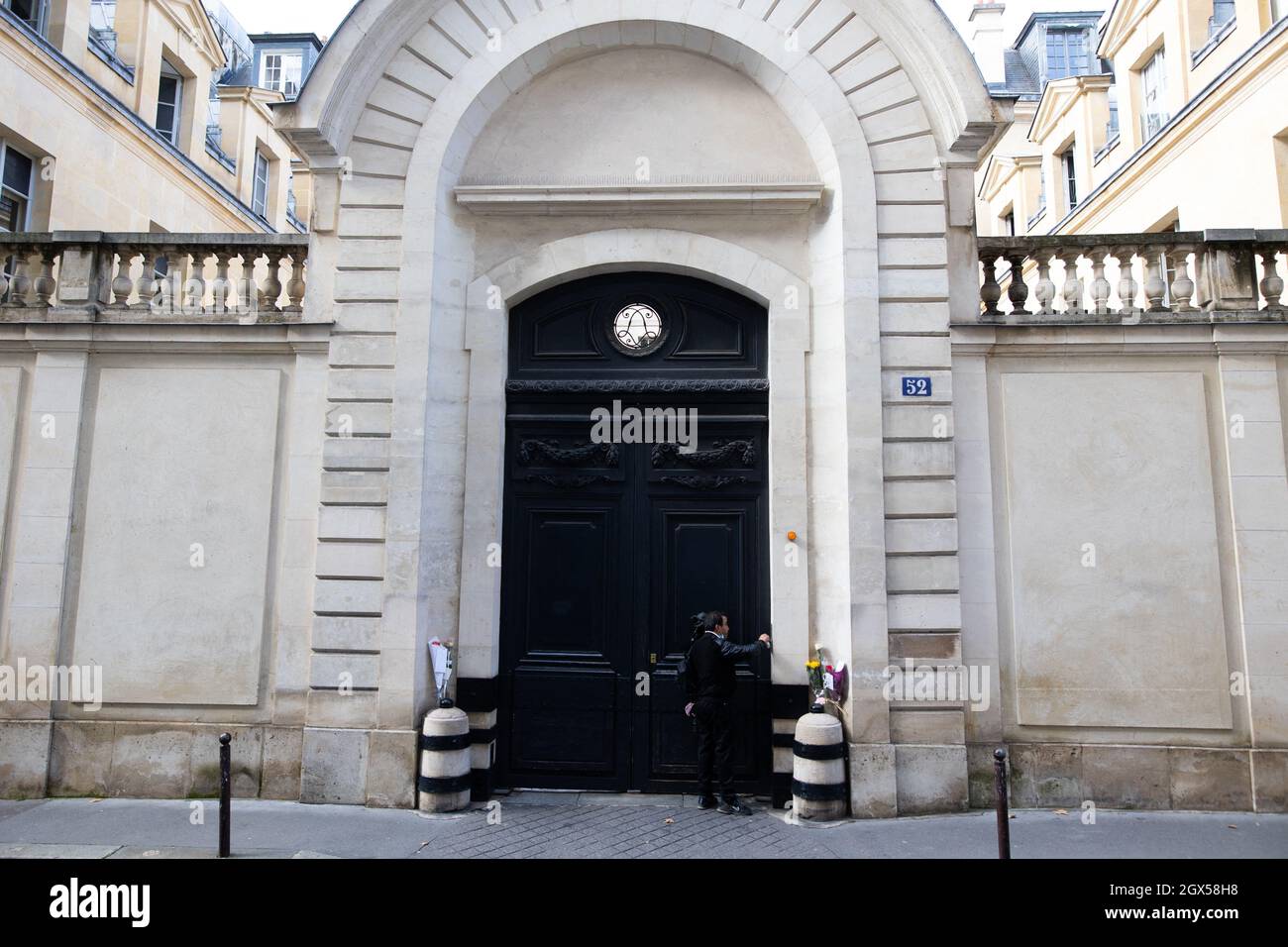 Several people came to lay down bouquets of flowers in front of Bernard  Tapie mansion on the rue des Saints-Peres, in Paris on october 4, 2021,  after the death of the businessman
