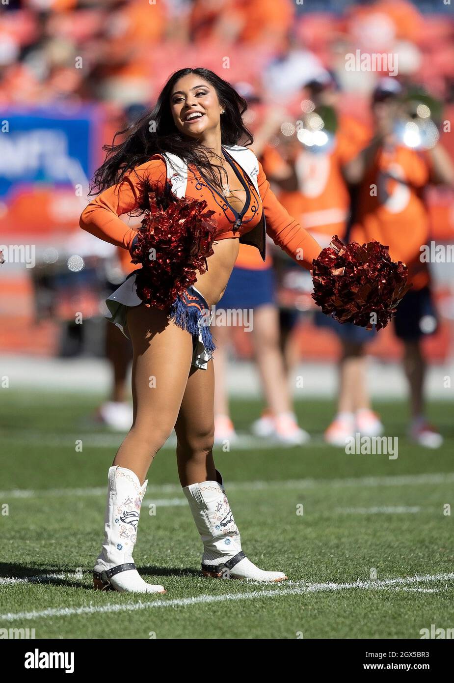 Denver, Colorado, USA. 3rd Oct, 2021. The Broncos Cheerleaders perform