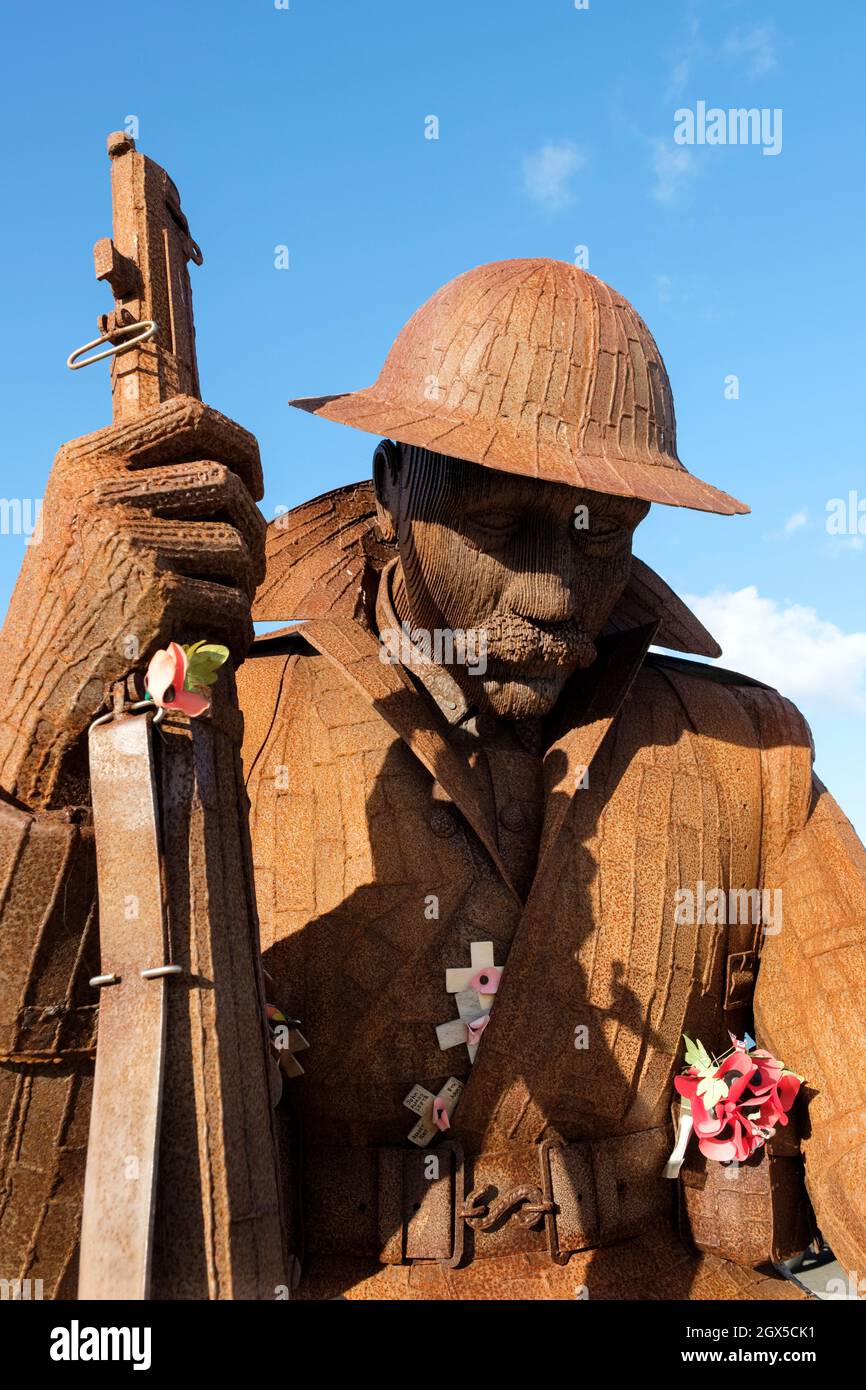 Tommy (Eleven 'O' One), corten steel statue of a First World War soldier by Ray Lonsdale, Seaham war memorial, Terrace Green, Seaham, Co. Durham, UK Stock Photo