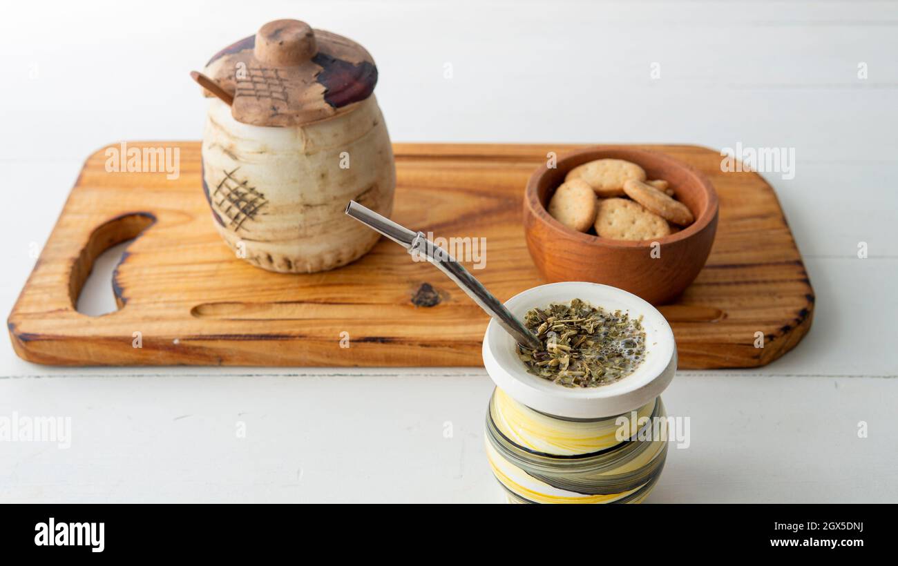 https://c8.alamy.com/comp/2GX5DNJ/close-view-of-a-yerba-mate-hot-infusion-opn-top-of-a-white-table-2GX5DNJ.jpg