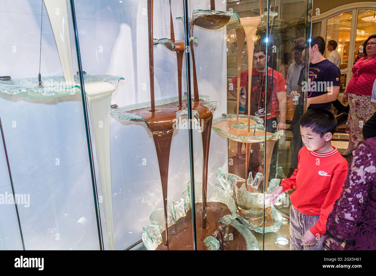 Las Vegas Nevada,The Strip Bellagio hotel casino,Jean-Philippe Patisserie,world's tallest largest chocolate fountain Asian boy child looking watching Stock Photo