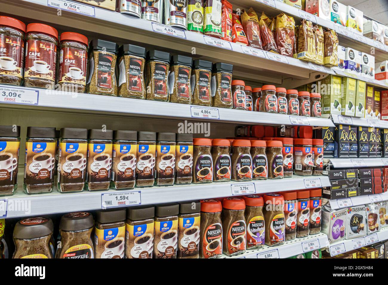 https://c8.alamy.com/comp/2GX5H84/porto-portugalboavistashopping-cidade-do-portomarket-supermercado-froizsupermarket-grocery-store-shelves-display-sale-instant-coffee-nescafe-jars-2GX5H84.jpg