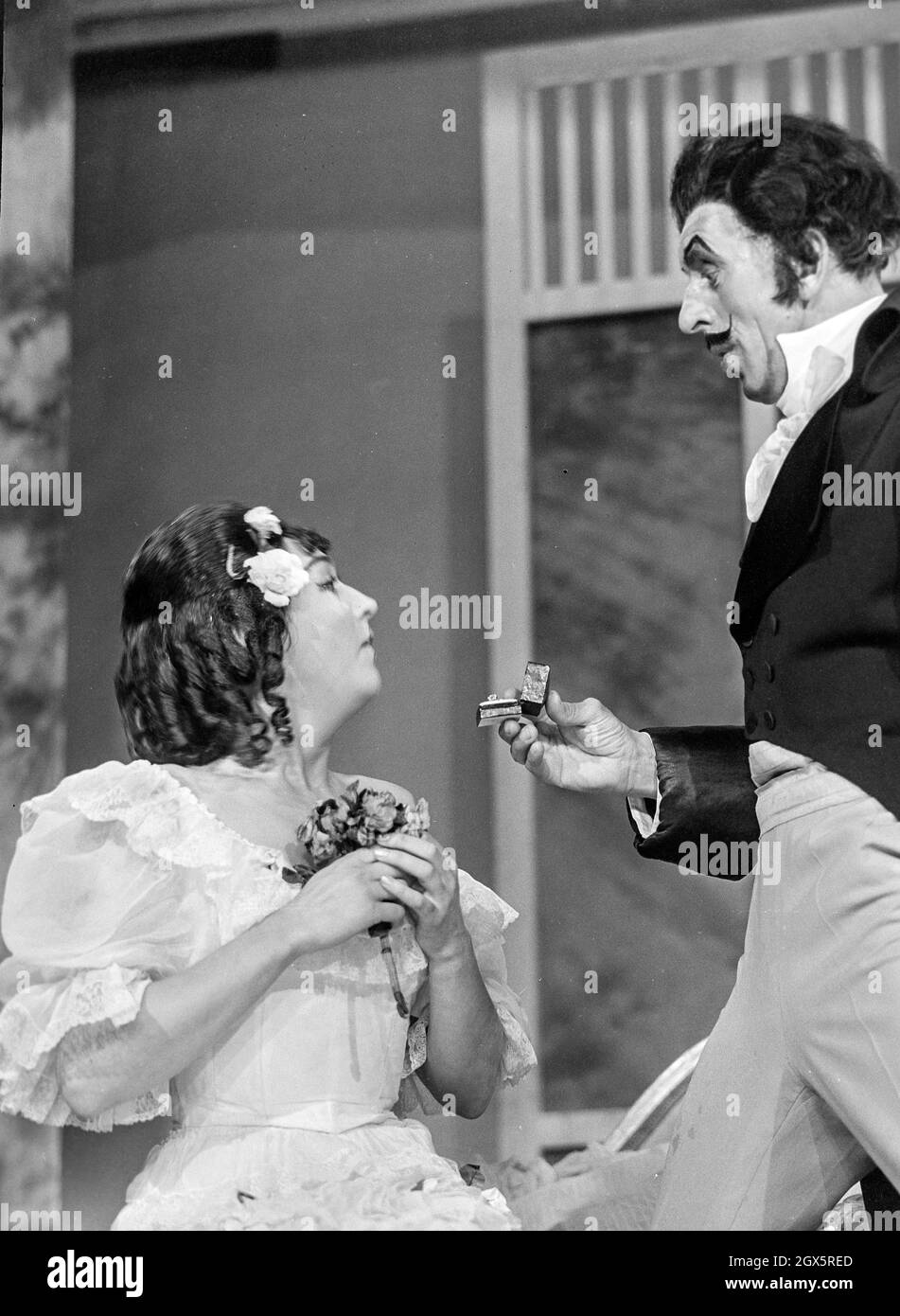 Birgitta andersson and martin Ljung acting on stage in stockholm. 1950s photo: Bo Arrhed Stock Photo
