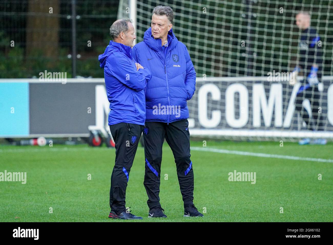ZEIST, NETHERLANDS - OCTOBER 4: Assistant coach Danny Blind of the Netherlands and coach Louis van Gaal of the Netherlands during a Training of the Netherlands at the KNVB Campus on October 4, 2021 in Zeist, Netherlands. (Photo by Rene Nijhuis/Orange Pictures) Stock Photo