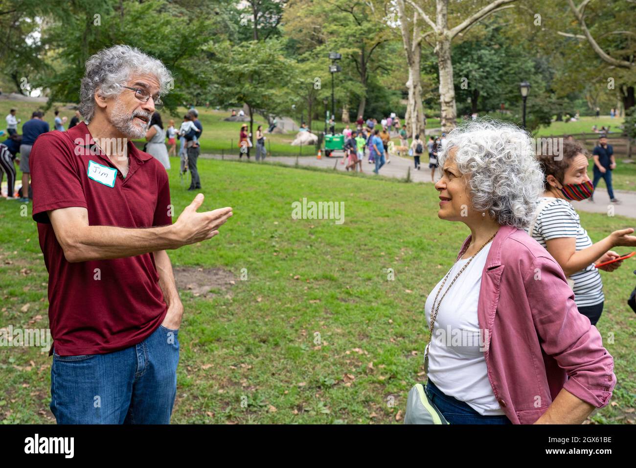 New York, United States. 03rd Oct, 2021. Plant Powered Metro New York community members socialize at 'A whole food, plant-based diet is easier with support!' event in Central Park in New York City. Whole food, plant-based nutrition have been linked to a number of health benefits, including reducing risks and treating of heart disease, certain cancers, obesity, diabetes and cognitive decline. (Photo by Ron Adar/SOPA Images/Sipa USA) Credit: Sipa USA/Alamy Live News Stock Photo