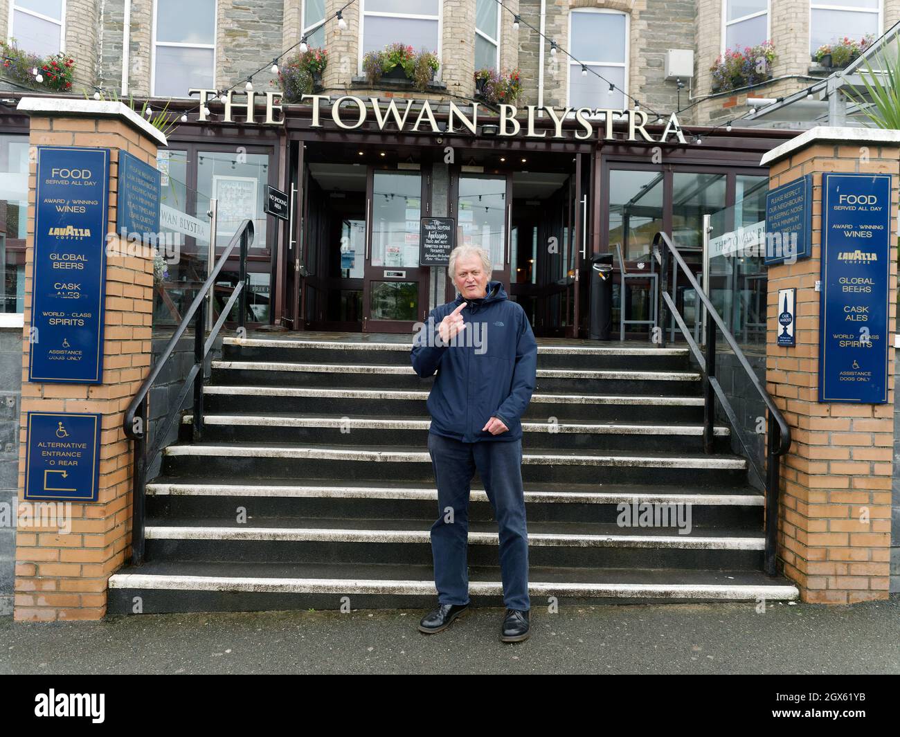 Cornwall UK, Newquay. Wetherspoons pub empire founderTim Martin visits The Towan Blystra pub in Newquay. Fresh back from a visit to his favourite vacation venue on the Isles of Scilly. Tim had a friendly chat with the manager and selected staff, taking copious notes for reference. The chain has just posted losses due to Covid. Tim Martin is also concerned about the difficulty of recruiting and retaining staff in resort areas such as Newquay. The acute lack of rental accommodation in resort areas is impacting business negatively. Tim Martin tries to visit 10 or so of his pubs each week to speak Stock Photo