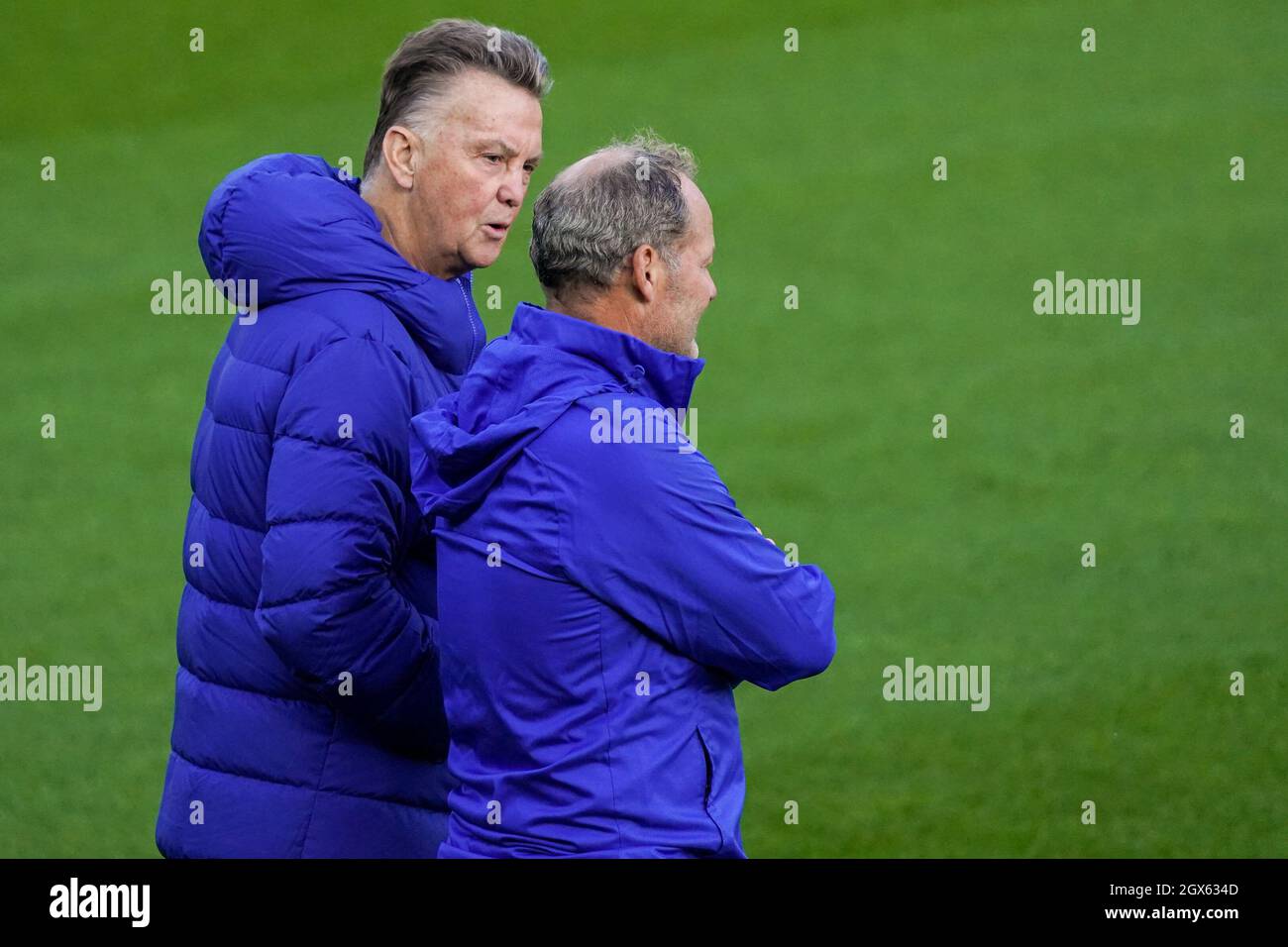 ZEIST, NETHERLANDS - OCTOBER 4: Coach Louis van Gaal of the Netherlands and assistant coach Danny Blind of the Netherlands during a Training of the Netherlands at the KNVB Campus on October 4, 2021 in Zeist, Netherlands. (Photo by Rene Nijhuis/Orange Pictures) Stock Photo