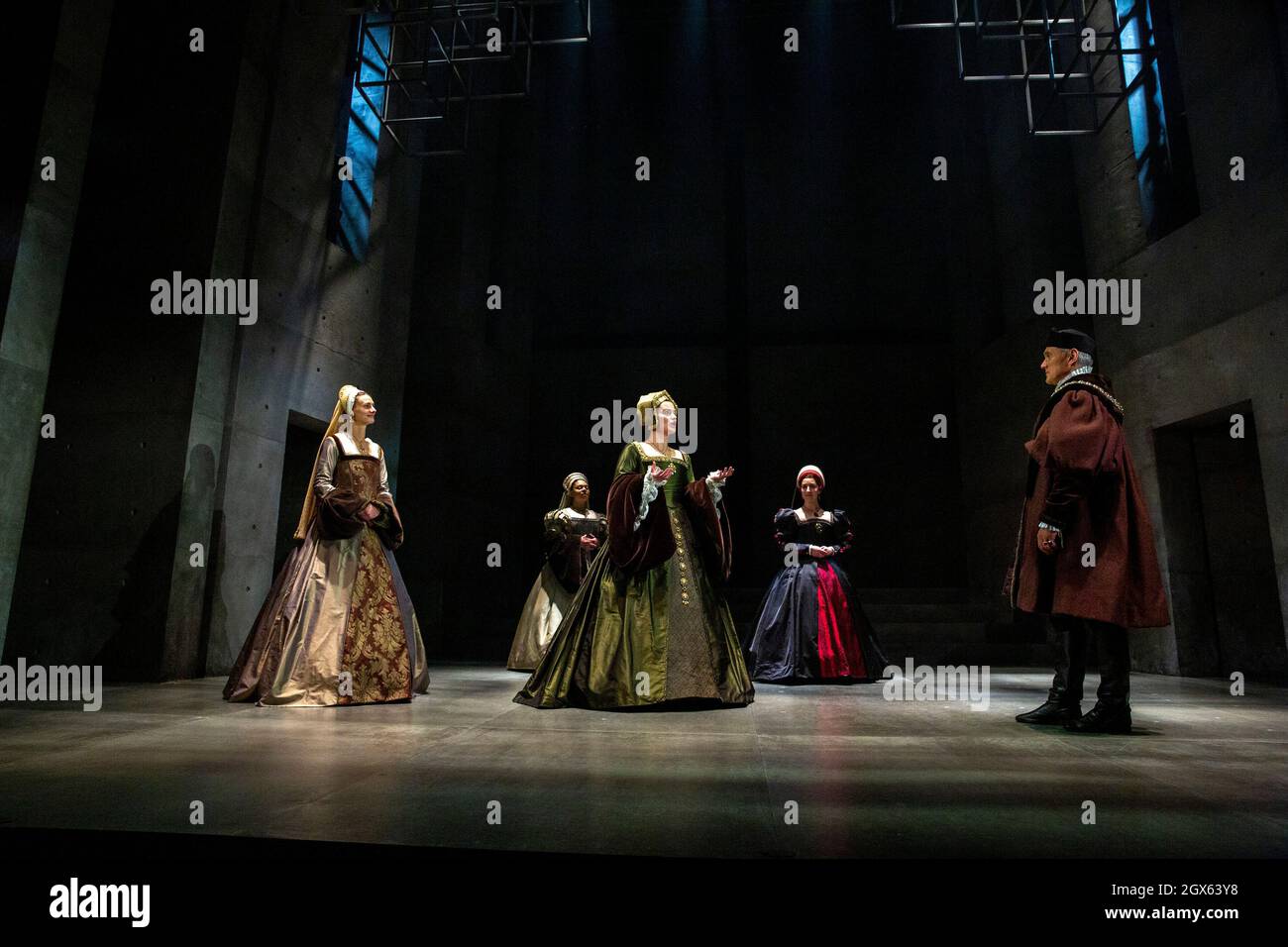 l-r: Jo Herbert (Jane, Lady Rochford), Aurora Dawson-Hunte (Elizabeth Seymour), Rosanna Adams (Anna), Olivia Marcus (Katherine Howard), Ben Miles (Thomas Cromwell) in THE MIRROR AND THE LIGHT at the Gielgud Theatre, London W1  06/10/2021  adapted from her novel by Hilary Mantel & Ben Miles  music: Stephen Warbeck  design: Christopher Oram  lighting: Jessica Hung Han Yun  movement: Emily Jane Boyle  fights: Rachid Sabitri  director: Jeremy Herrin Stock Photo