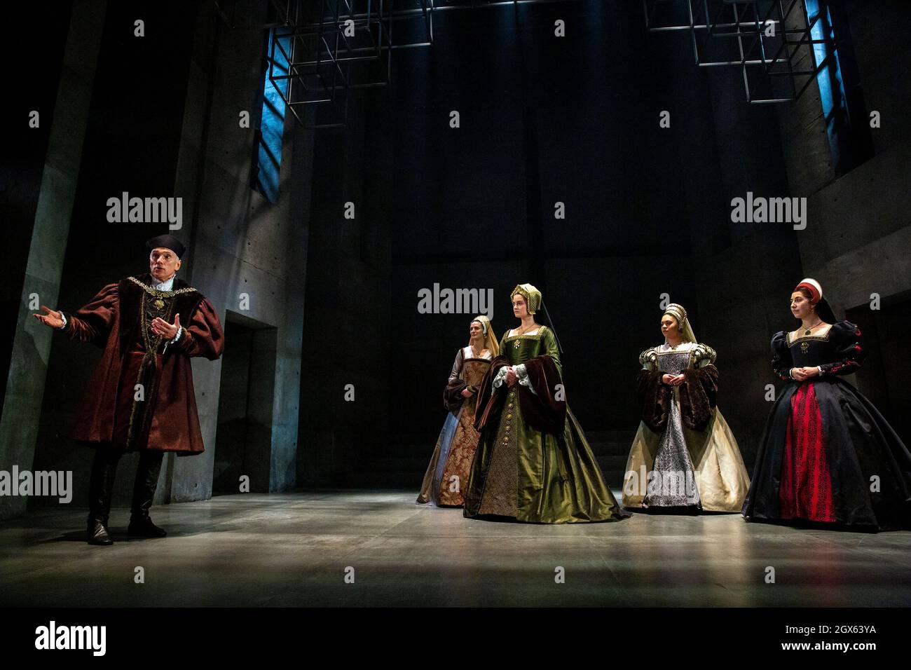 l-r: Ben Miles (Thomas Cromwell), Jo Herbert (Jane, Lady Rochford), Rosanna Adams (Anna), Aurora Dawson-Hunte (Elizabeth Seymour), Olivia Marcus (Katherine Howard) in THE MIRROR AND THE LIGHT at the Gielgud Theatre, London W1  06/10/2021  adapted from her novel by Hilary Mantel & Ben Miles  music: Stephen Warbeck  design: Christopher Oram  lighting: Jessica Hung Han Yun  movement: Emily Jane Boyle  fights: Rachid Sabitri  director: Jeremy Herrin Stock Photo