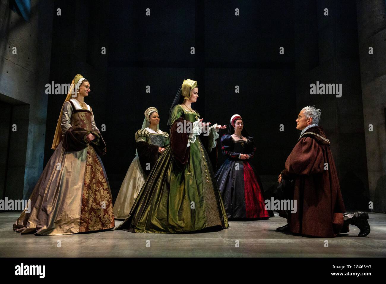 l-r: Jo Herbert (Jane, Lady Rochford), Aurora Dawson-Hunte (Elizabeth Seymour), Rosanna Adams (Anna), Olivia Marcus (Katherine Howard), Ben Miles (Thomas Cromwell) in THE MIRROR AND THE LIGHT at the Gielgud Theatre, London W1  06/10/2021  adapted from her novel by Hilary Mantel & Ben Miles  music: Stephen Warbeck  design: Christopher Oram  lighting: Jessica Hung Han Yun  movement: Emily Jane Boyle  fights: Rachid Sabitri  director: Jeremy Herrin Stock Photo