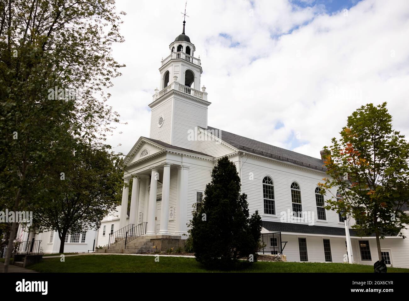 The Congregational church on Monument Square in the town center of Hollis, New Hampshire, USA. Stock Photo