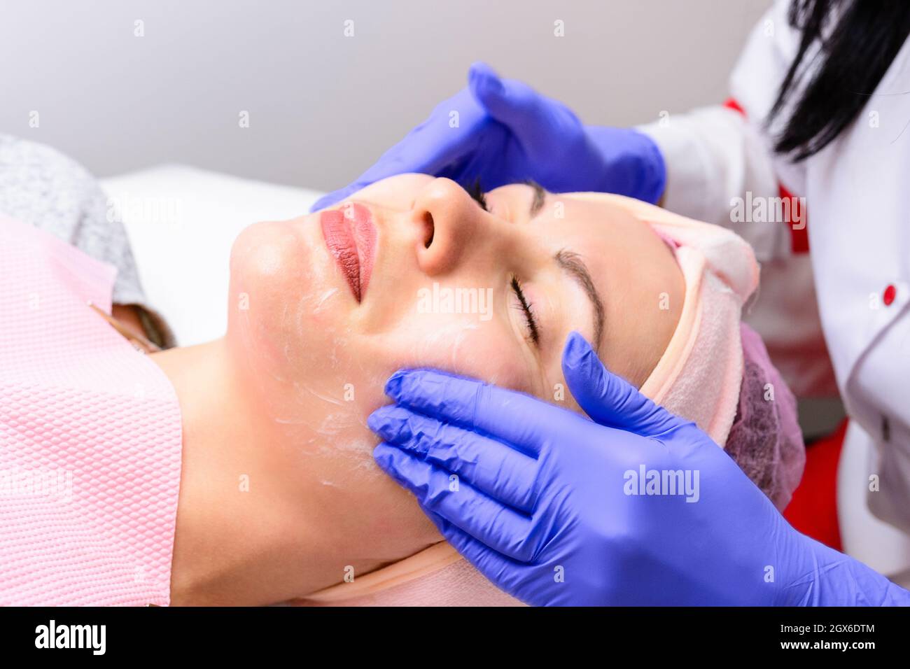 Washing the face before the ultrasonic cleansing procedure, the procedure of recovery and