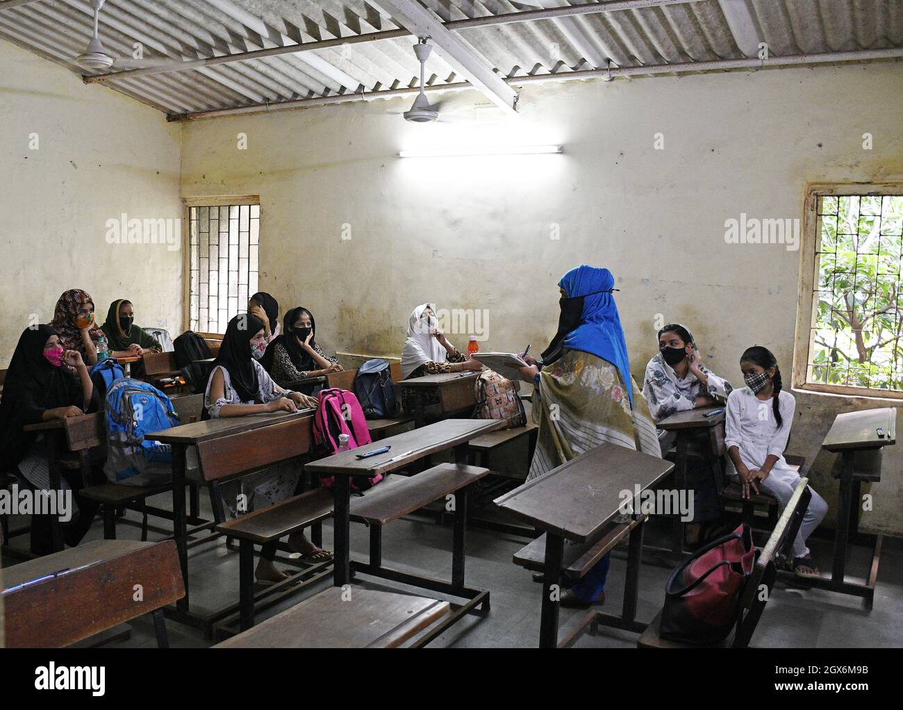 Mumbai, India. 04th Oct, 2021. A teacher conducts offline class at Chhatrapati Shivaji Vidyalaya school during the school reopening.Schools in Mumbai has reopened from 4th October after they were shut down due to the spread of corona virus disease. Credit: SOPA Images Limited/Alamy Live News Stock Photo
