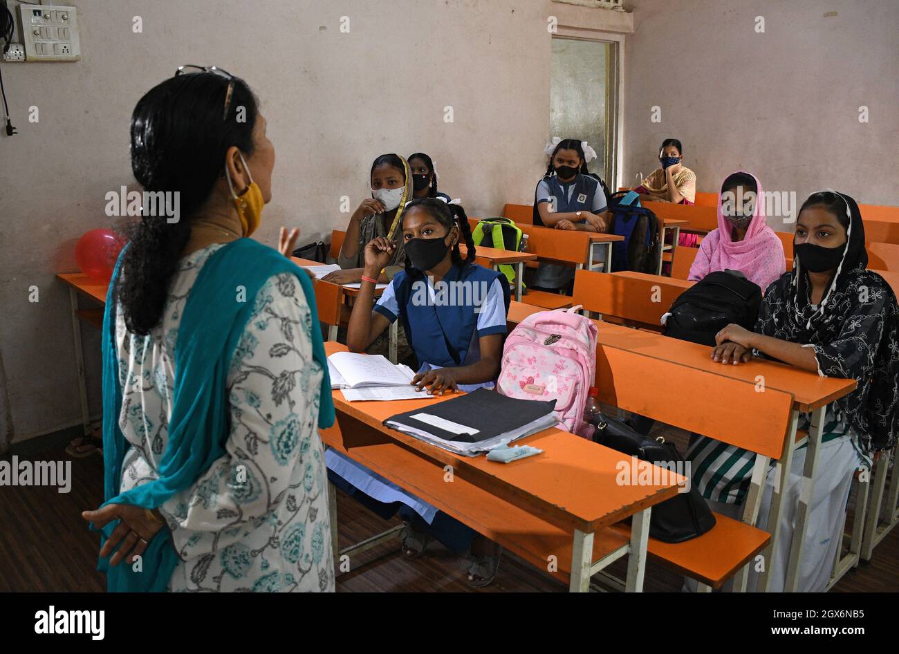 Mumbai, India. 04th Oct, 2021. A teacher conducts offline class at Chhatrapati Shivaji Vidyalaya school during the school reopening.Schools in Mumbai has reopened from 4th October after they were shut down due to the spread of corona virus disease. (Photo by Ashish Vaishnav/SOPA Images/Sipa USA) Credit: Sipa USA/Alamy Live News Stock Photo