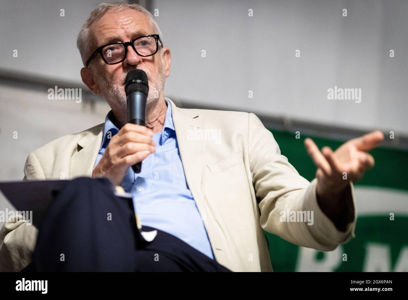 Manchester, UK. 04th Oct, 2021. Jeremy Corbyn joins Rob Delaney to speak out about the future of the media. Organised by The PeopleÕs Assembly and part of the festival of resistance against the Conservative Party Conference, speakers address the need for change within the media to maintain a functioning democracy. Credit: Andy Barton/Alamy Live News Stock Photo