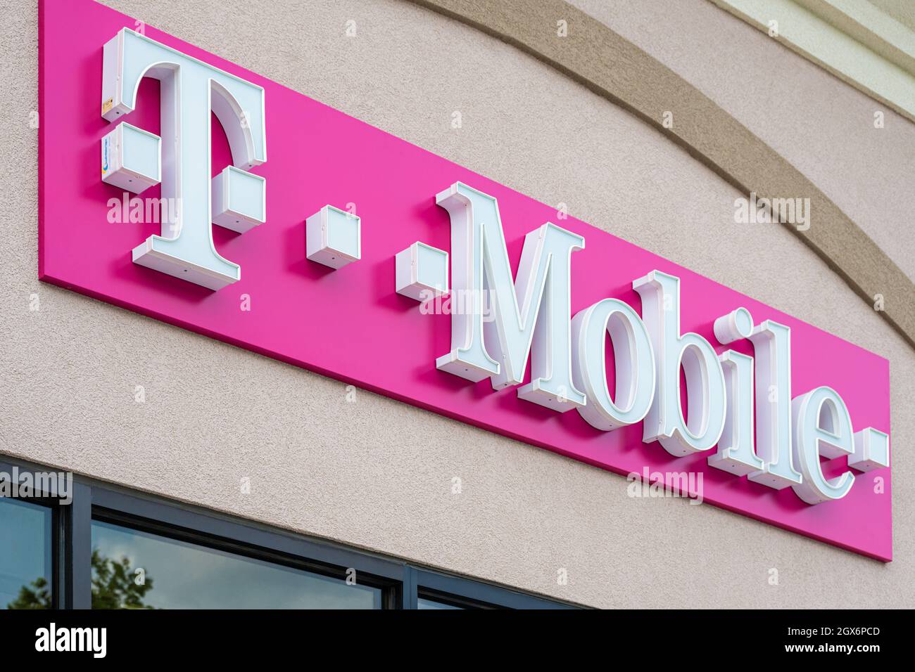 T-Mobile Store in Metro Atlanta, Georgia. (USA) Stock Photo