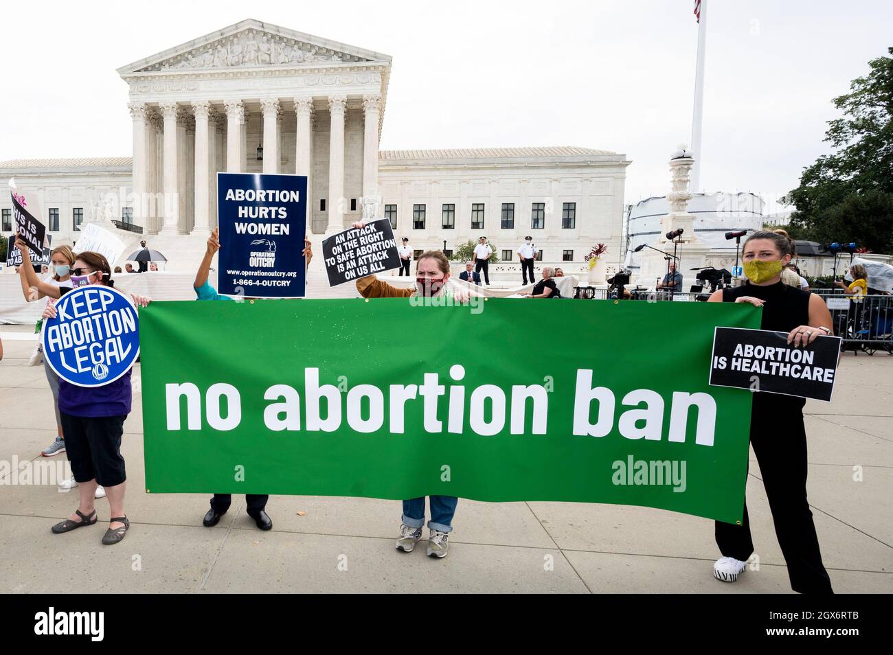 Washington, DC, USA. 4th Oct, 2021. October 4, 2021 - Washington, DC, United States: Protesters with a banner saying ''no abortion ban'' at a protest with pro-life and pro-choice protesters in front of the Supreme Court. (Credit Image: © Michael Brochstein/ZUMA Press Wire) Stock Photo