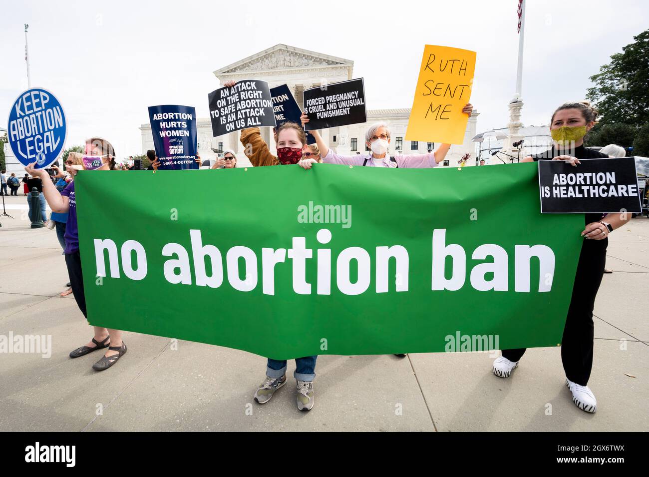 Washington, DC, USA. 4th Oct, 2021. October 4, 2021 - Washington, DC, United States: Protesters with a banner saying ''no abortion ban'' at a protest with pro-life and pro-choice protesters in front of the Supreme Court. (Credit Image: © Michael Brochstein/ZUMA Press Wire) Stock Photo