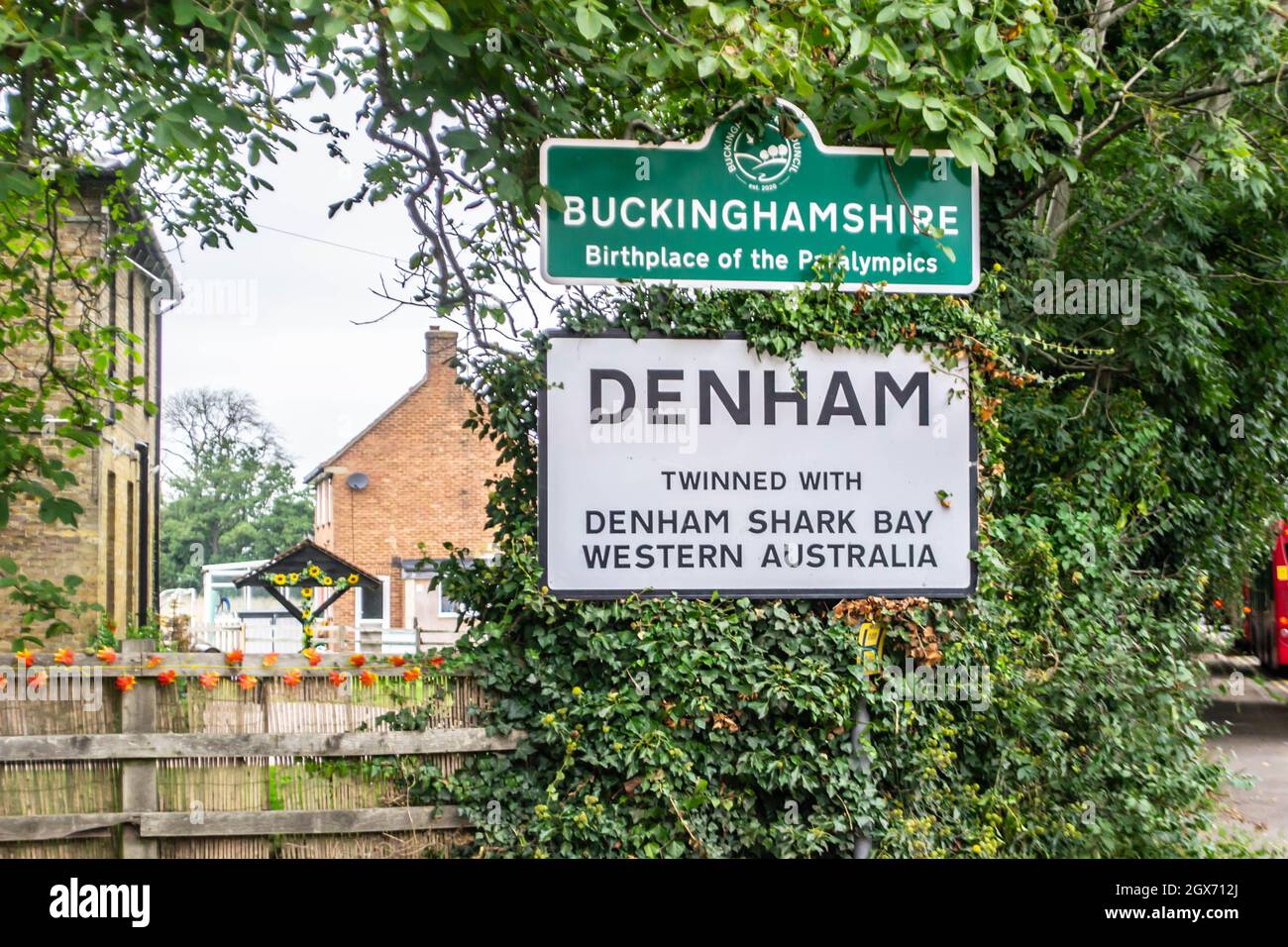 DENHAM, ENGLAND - 25 September 2021: Denham and Buckinghamshire boundary welcome sign Stock Photo