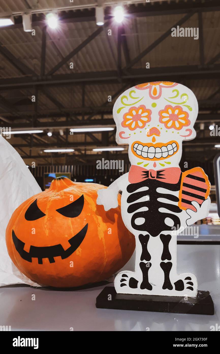 Decorations for Halloween and Day of the Dead in Mexico. Skeleton and fresh  pumpkins. Scary decor to celebrate Dia Los Muertos. Thanksgiving and harve  Stock Photo - Alamy