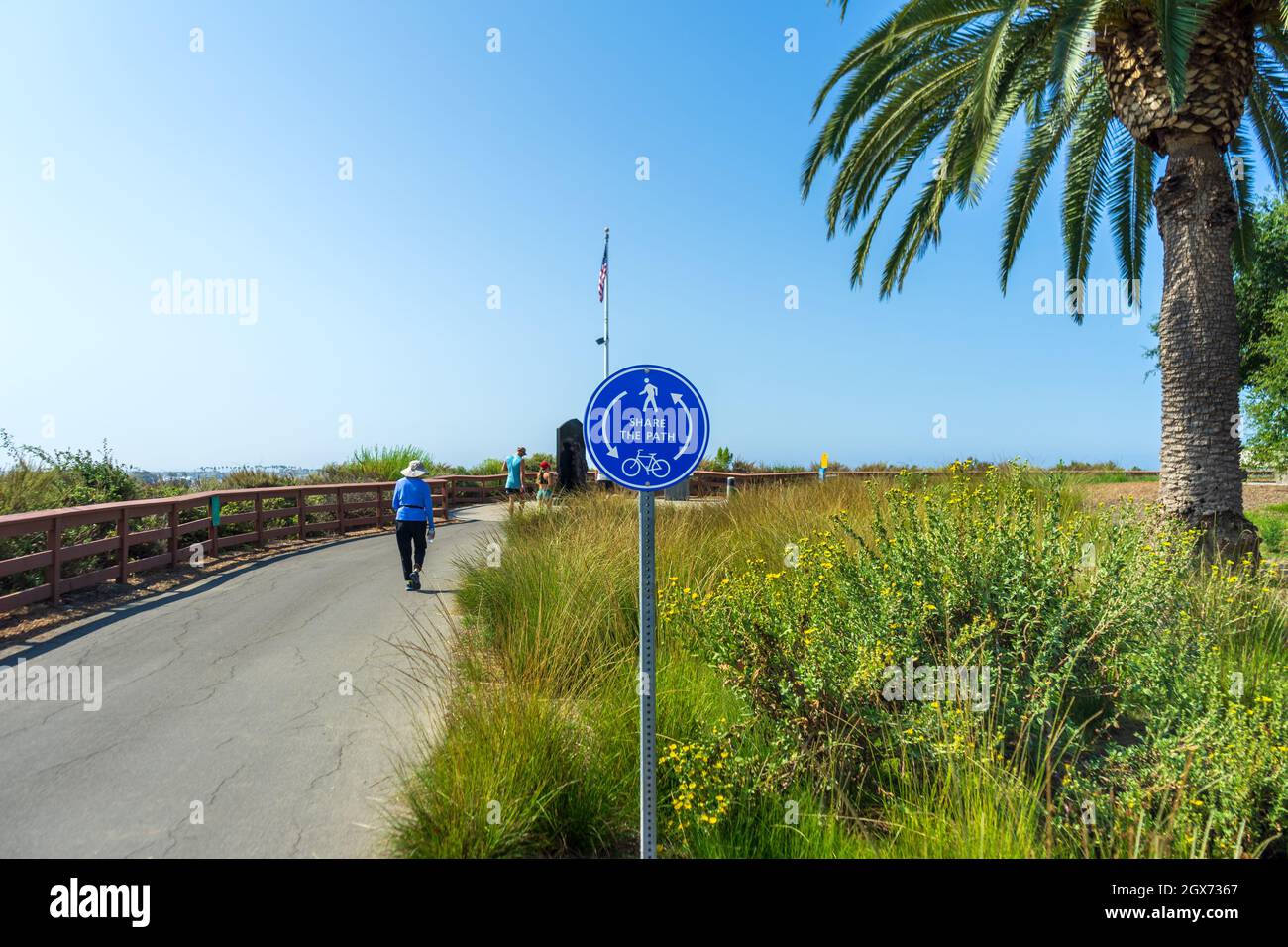 Newport Beach, CA, USA – August 12, 2021: A Share the Path sign for pedestrian and bicycle on a trail at Castaways Park in Newport Beach, California. Stock Photo
