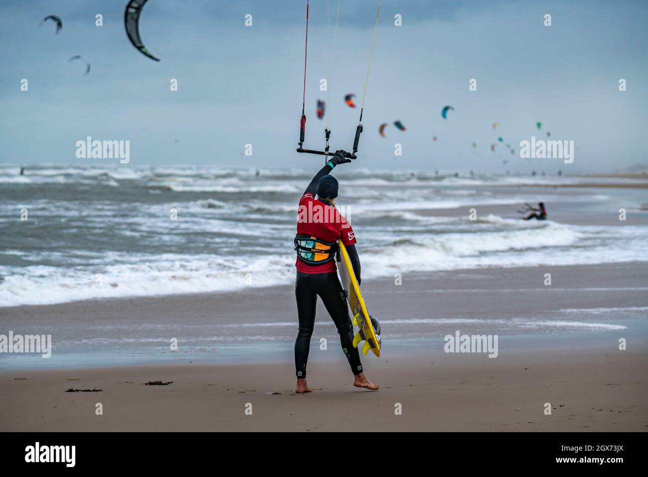 Dutch Inn Kite Hoek tot Helder, the longest downwind kite trip race in the world, 130 ...
