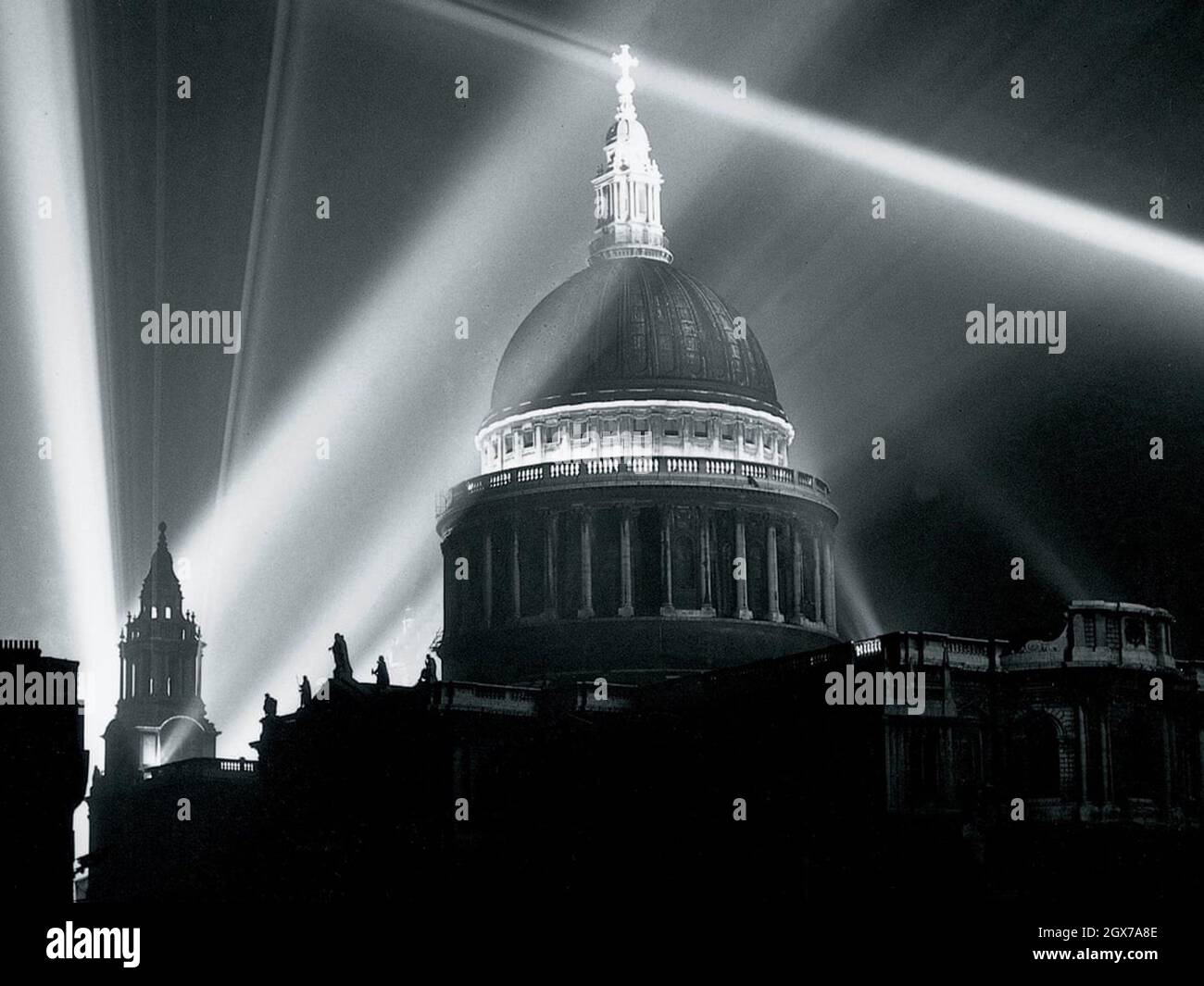 St Paul's Cathedral in London surrounded by anti-aircraft searchlights during The Blitz in 1940/1941 Stock Photo