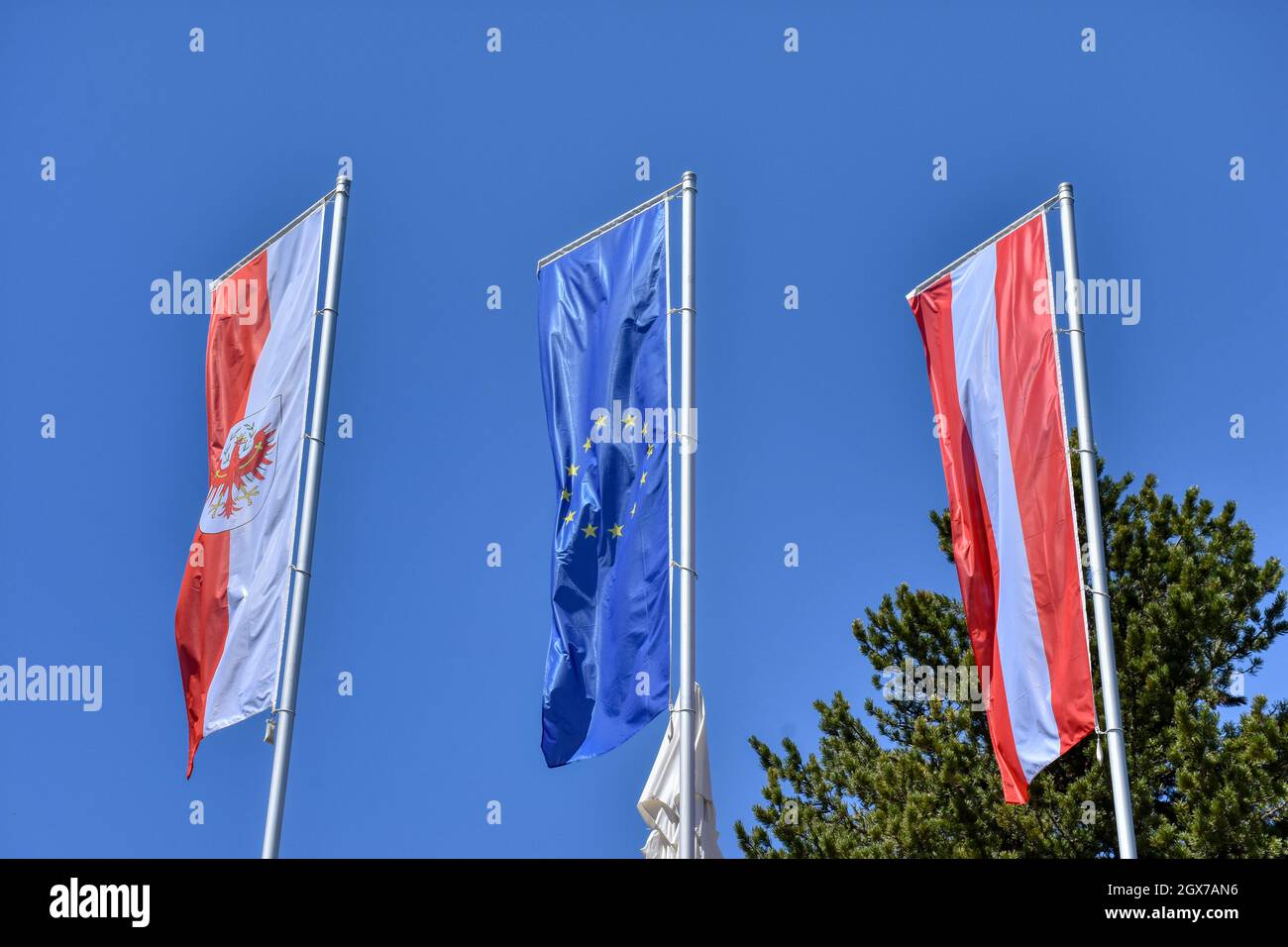 Fahne, Flagge, Österreich, EU, Tirol, wehen, Wind, Stange, Fahnenstange, Nation, Stolz, Zugehörigkeit, Land, rot, weiß, blau, Stern, gelb, Europa, Eur Stock Photo